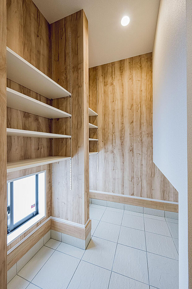 【1号棟:玄関】玄関横には広々とした土間収納。自転車やバイクも格納できます.