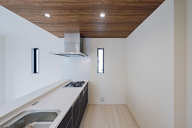 【3号棟:キッチン】「ビルトイン食洗器」付システムキッチン。人造大理石システムキッチン（天板）作業スペースがひろいです外の光と空気が入るキッチンの小窓がかわいい。