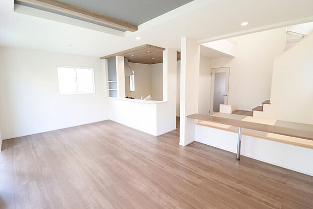 【(1)号棟 LDK】 リビングにはマルチスキップを採用!吹き抜けからはリビングに自然光が差し込みます☆