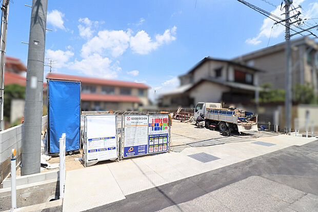 【現地写真:基礎工事中】 環境やお財布にやさしい太陽光パネル搭載の住まい。ガス乾燥機「乾太くん」完備で、共働き世帯や子育て世帯の暮らしをサポートしてくれます。