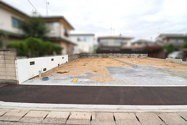 【現地写真:更地(1号棟予定地)】 家事・生活動線に配慮した間取りに、ガス乾燥機「乾太くん」や食洗機付きペニンシュラキッチンなどの、家事ラク設備を標準搭載しています。/2026年9月11日撮影