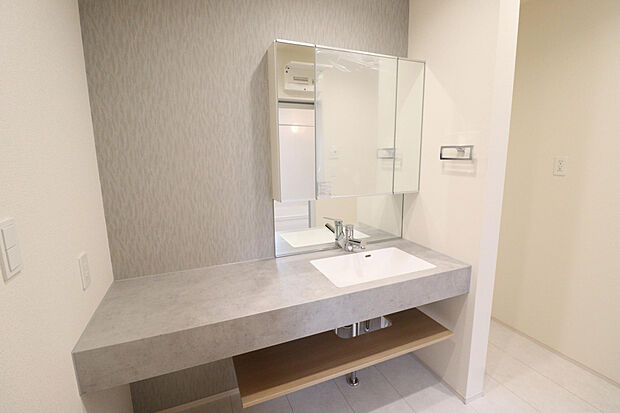 【【(1)号棟 洗面化粧台】】洗練されたデザイン+清潔感を保ちやすいフルフラットな洗面化粧台 スマートサニタリーを採用!