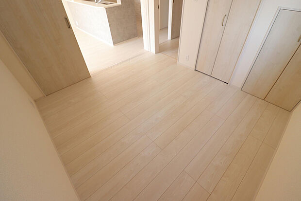 【【2号棟/1階洋室】】LDKに隣接する5.25帖の洋室です。お子さまの遊び場や在宅ワークスペースなど、マルチに活用可能◎廊下側からの出入りできる2WAY動線を確保しました。