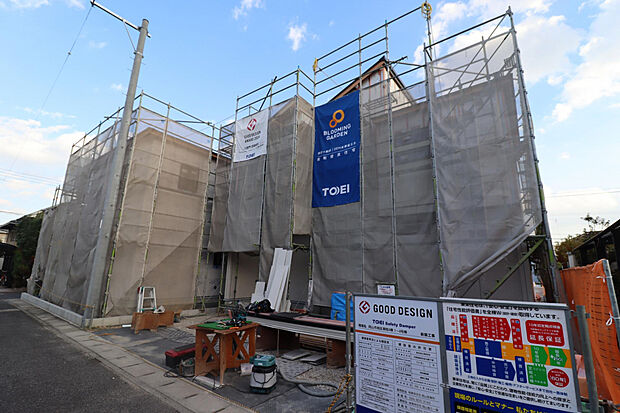 【【上棟後写真/1号棟】】大型分譲地内に位置する閑静な住宅街。2台分（車種による）のカースペース付き「4LDK」の新築戸建が誕生！水回りを集約した家事動線良好な間取り設計です。