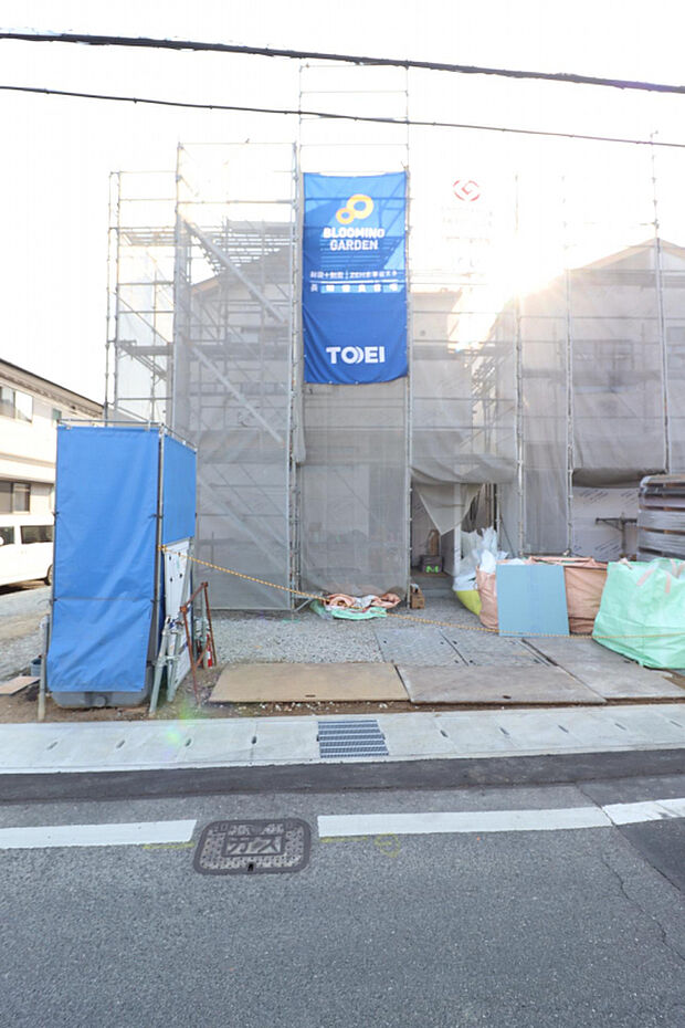 【【上棟写真/2号棟】】北・南側の2ヶ所にバルコニーを設けた明るい住まい。2ヶ所のWICやパントリーなど、住空間を広々お使いいただける収納スペースを室内各所に設置しています。