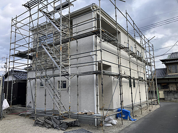 【【外観写真/2号棟】】土地面積約43.15坪、「4LDK」＋2台分のカースペース付き（車種による）の2号棟。1階洋室上部に、開放感溢れる吹抜けを採用した、自然光がたっぷり差し込む住まいです。