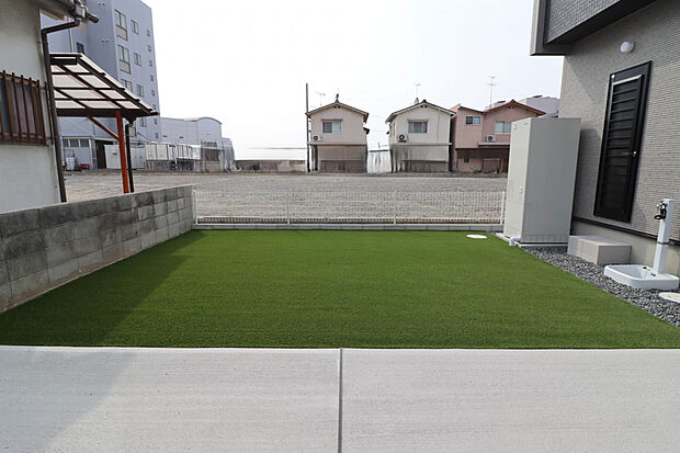 【【外観写真】】庭先約6.0mの人工芝で設計されたお庭スペース。ガーデニングやテントを張ってアウトドアな雰囲気も楽しめそうです♪