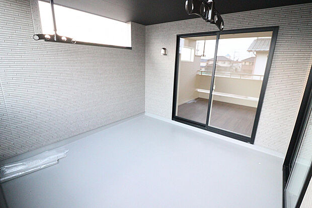 【【インナーバルコニー】】屋根付きで急な雨でも洗濯物が濡れにくく、天候を気にせず活用可能◎プライバシーにも配慮した設計で、くつろぎ空間としても重宝します。