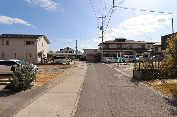 【【現地写真】】左(1)号棟・右(2)号棟　★前面道路約7.4m公道★