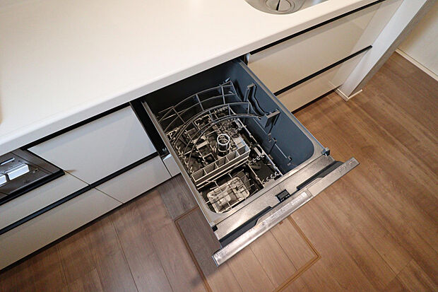 【【食器洗浄乾燥機】】開閉がしやすいスライド式の食器洗乾燥機を採用しました。奥まで食器類の出し入れがしやすい嬉しい仕様です。