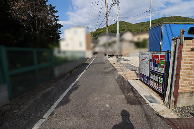 【【現地写真】】北側前面道路約4m。敷地と道路との高低差がほとんど無く、車の入出庫もスムーズに。