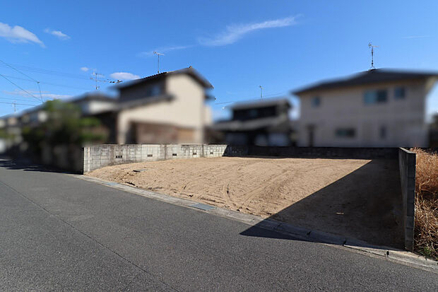 【【現地写真】】前面道路は北側幅員約6.4mの公道です。ゆとりのある広さで、お車同士のすれ違いや入出庫もスムーズに行えます。