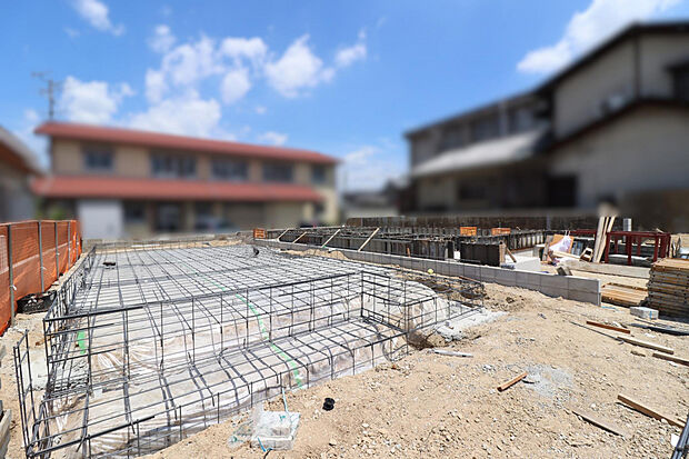 【【現地写真:基礎工事中】】水回りを集約したスムーズな家事動線。室内物干や浴室換気乾燥機、食器洗乾燥機など、忙しい家事を支えてくれる設備を搭載しています。