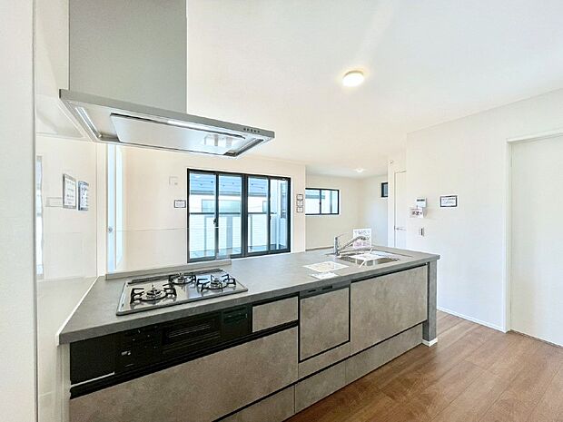 広々とした使い勝手の良いキッチンで日々のお料理も楽しくなりそう