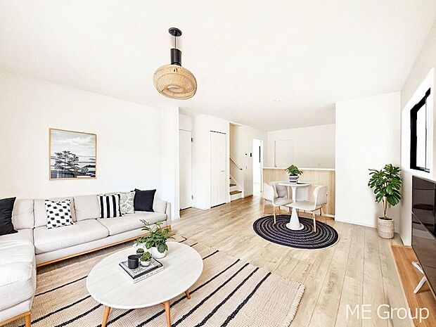 LDKに階段を設け、家族のコミュニティを大切にした間取りプラン　※家具はCGです