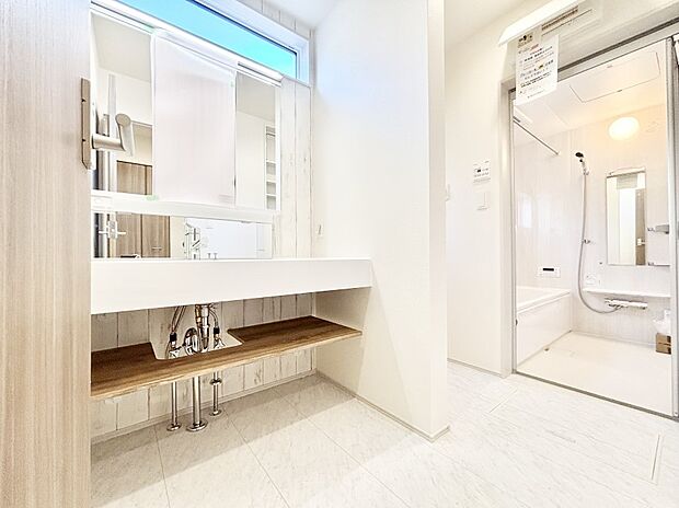 清潔感ある洗面化粧室で朝の身支度も快適