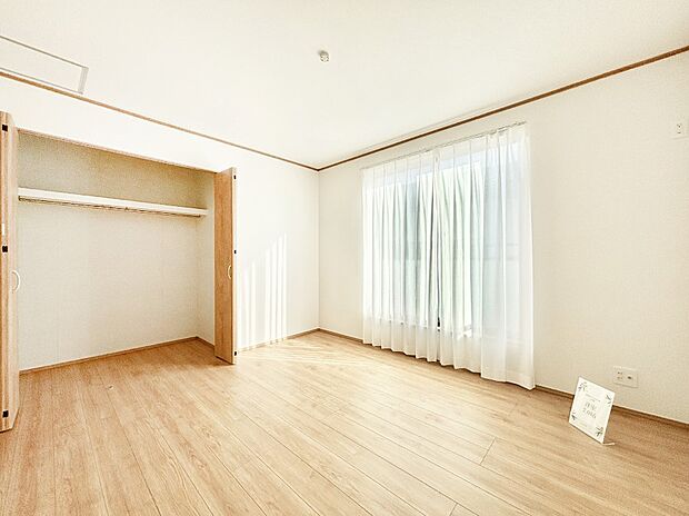 明るいバルコニーサイドに洋室を設置。目覚めの良い寝室に。