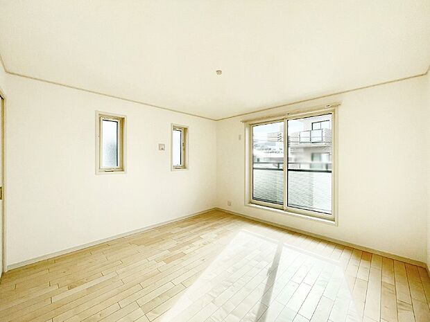 明るいバルコニーサイドに洋室を設置。目覚めの良い寝室に。