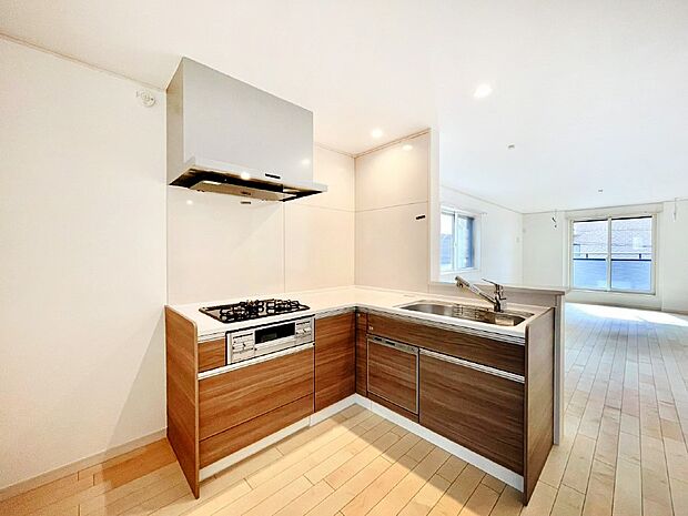 カウンター越しに楽しいおしゃべり。いつものお料理がもっと美味しくなりそうですね。