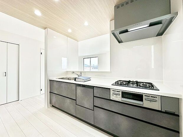 広々とした使い勝手の良いキッチンで日々のお料理も楽しくなりそう