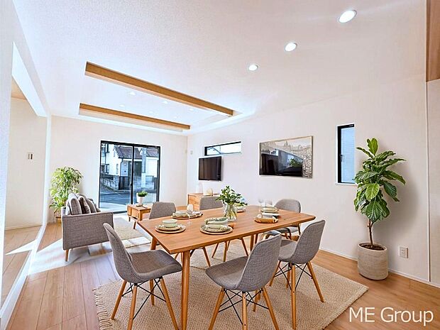 ご家族の賑やかな話し声で包まれる明るいリビング  ※家具はCGです