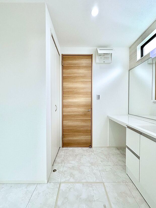 清潔感のある快適空間です。毎日の身支度も気持ち良くお使い頂けます。