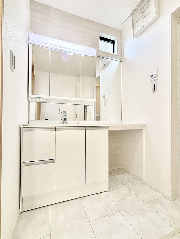 収納力と機能性に優れた洗面化粧台  