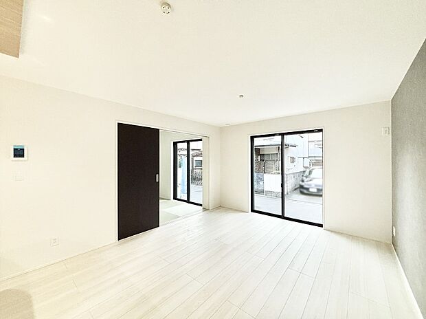 隣接の和室を開放すればさらに広々空間に