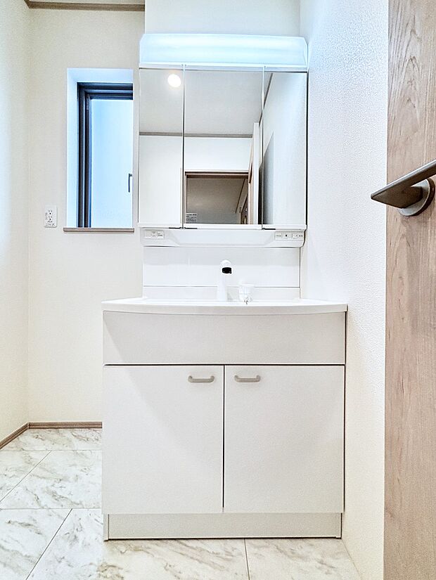 大きく見やすい三面鏡で清潔感ある洗面台は、身だしなみチェックや肌のお手入れにおすすめです。