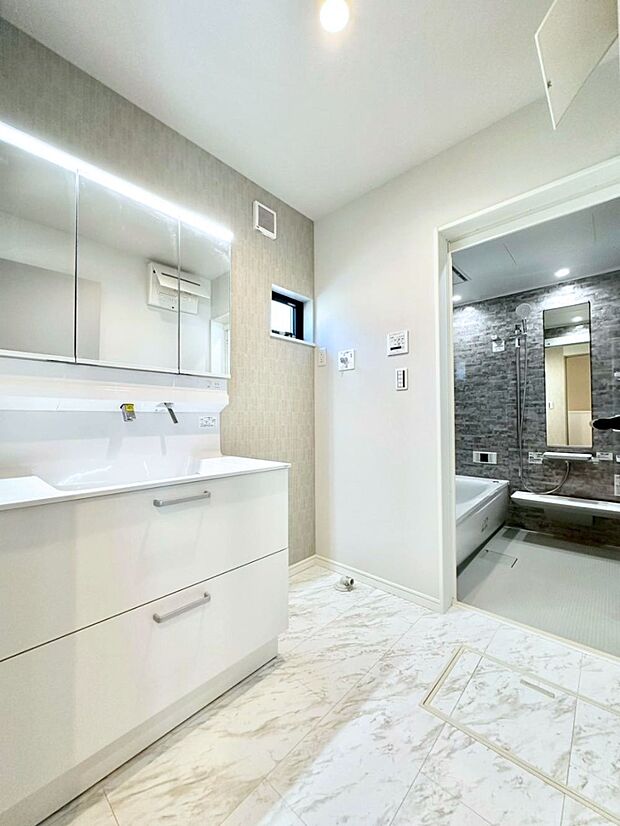 明るい洗面所は毎朝の身支度も楽しくできちゃいそうです。