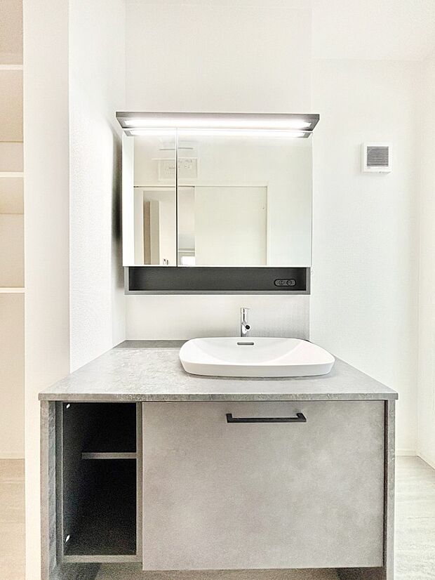 スタイリングに便利な三面鏡、ミラーキャビネットで細かい物スッキリ