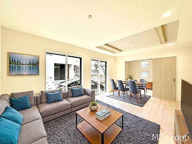 ご家族の賑やかな話し声で包まれる明るいリビング  ※家具はCGです