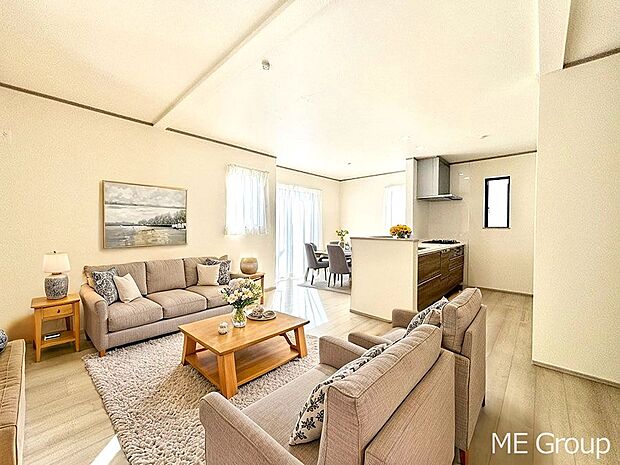 ご家族の賑やかな話し声で包まれる明るいリビング  ※家具はCGです