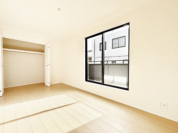 明るいバルコニーサイドに洋室を設置。目覚めの良い寝室に。