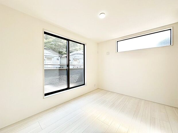 バルコニーが開放感をプラスしてくれる洋室  