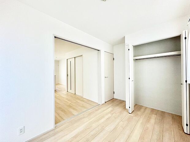 リビング横の洋室は引き戸を開ければリビングと一体に。閉じれば独立した洋室に。