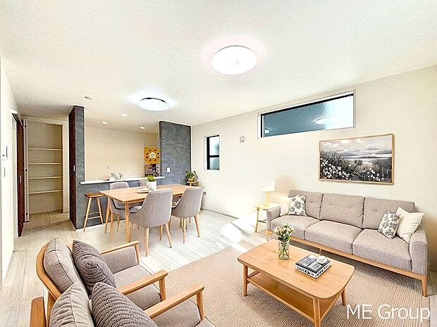 ご家族の賑やかな話し声で包まれる明るいリビング  ※家具はCGです