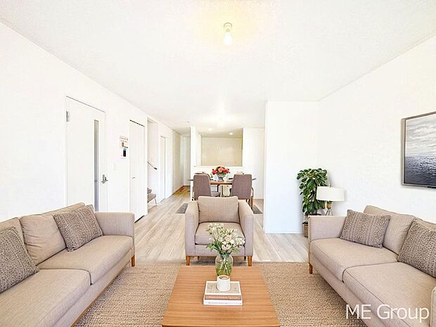 家族の会話が自然と増えるリビングイン階段設計　※家具はCGです