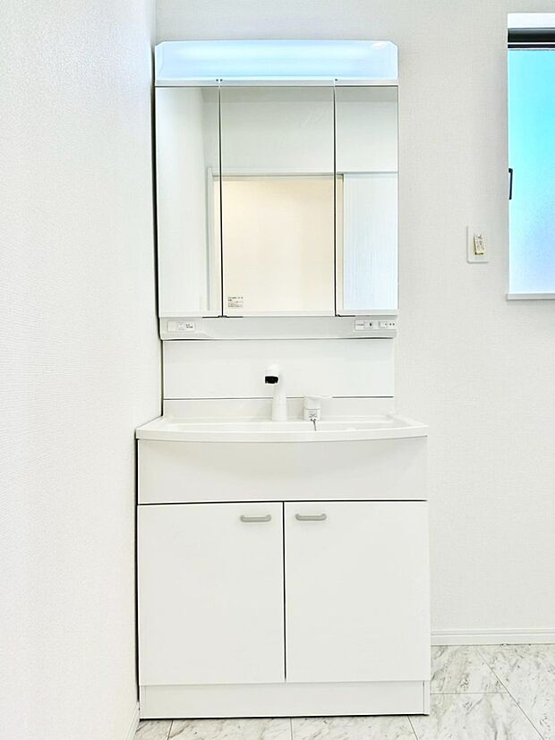 大きく見やすい三面鏡で清潔感ある洗面台は、身だしなみチェックや肌のお手入れにおすすめです。