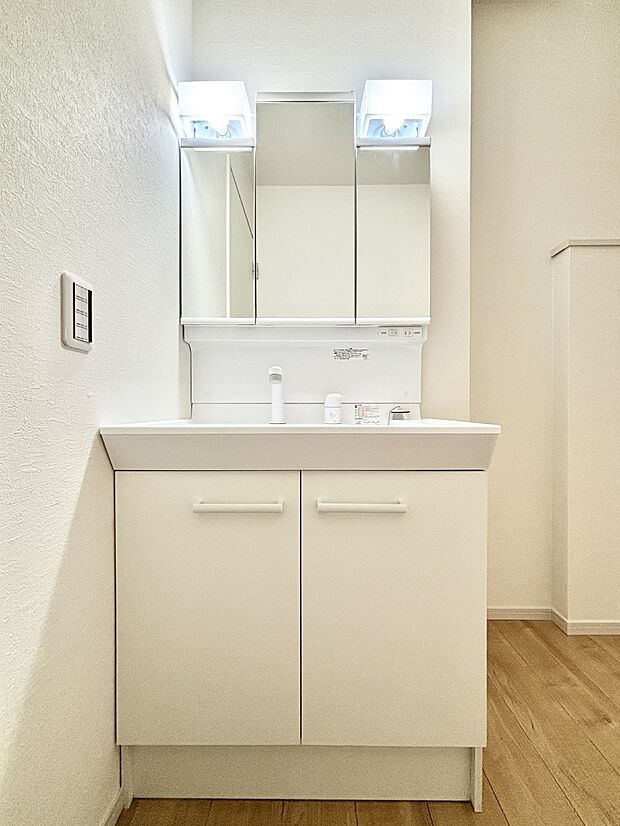 大きく見やすい三面鏡で清潔感ある洗面台は、身だしなみチェックや肌のお手入れにおすすめです。