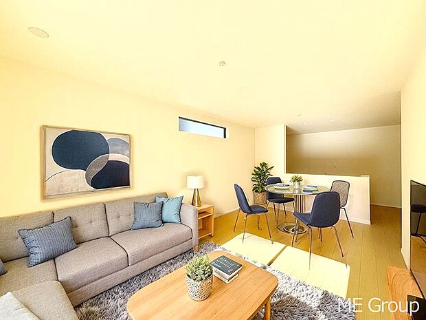 ご家族の賑やかな話し声で包まれる明るいリビング ※家具はCGです