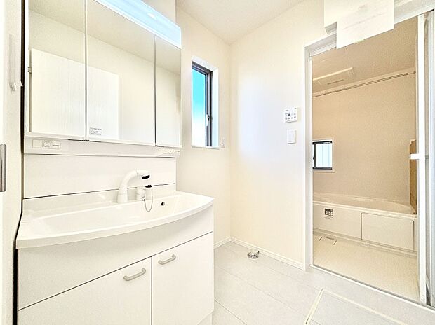 清潔感のある快適空間です。毎日の身支度も気持ち良くお使い頂けます。