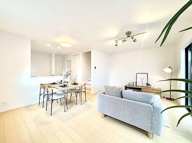 ご家族の賑やかな話し声で包まれる明るいリビング