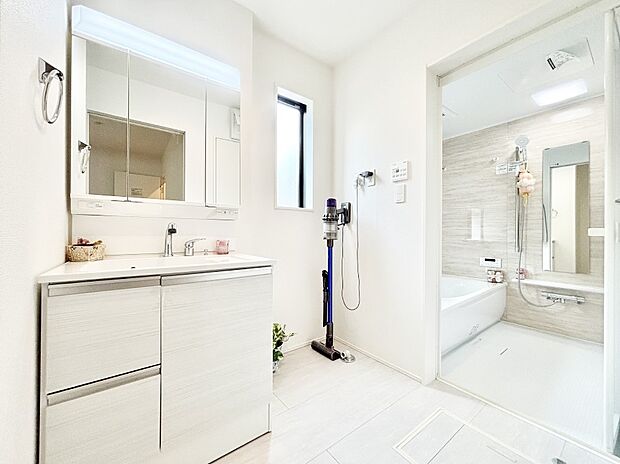 清潔感ある洗面化粧室で朝の身支度も快適