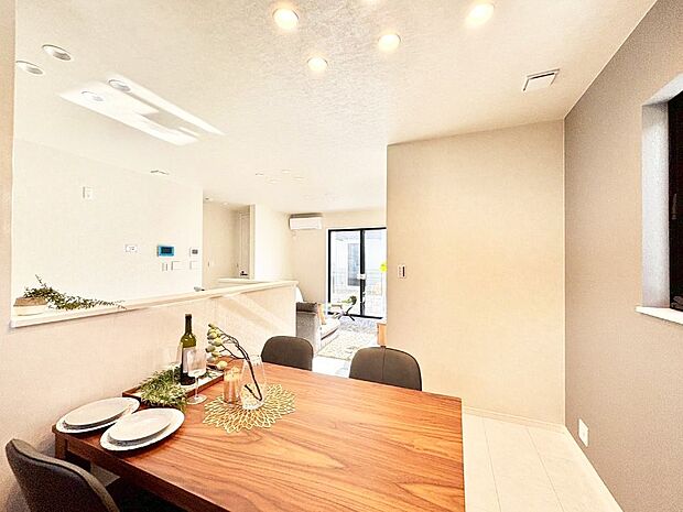 家族の笑顔が自然と生まれてくる、そんな雰囲気のダイニングに仕上がっています 