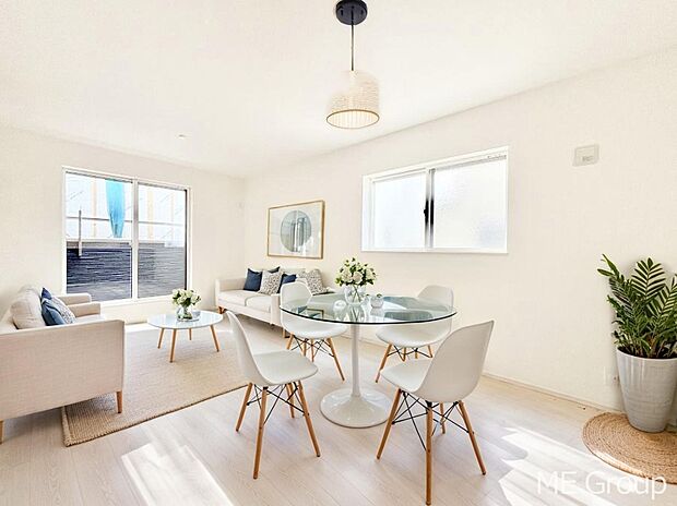 ご家族の賑やかな話し声で包まれる明るいリビング  ※家具はCGです