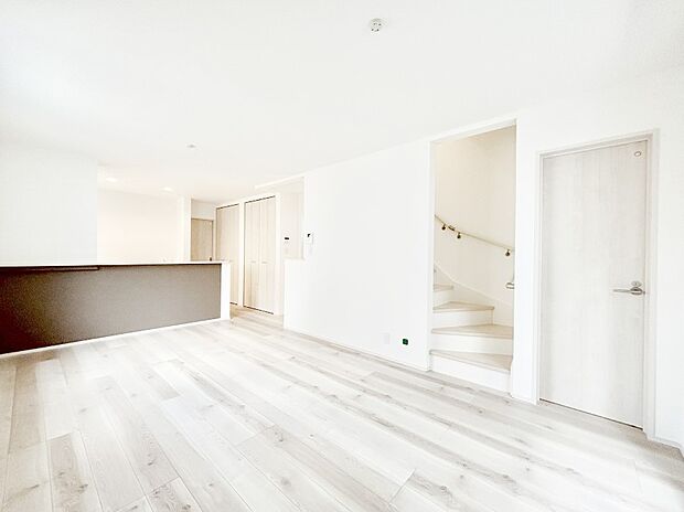 明るい陽光が注ぎ、寛ぎの雰囲気に満たされるリビング・ダイニング。   