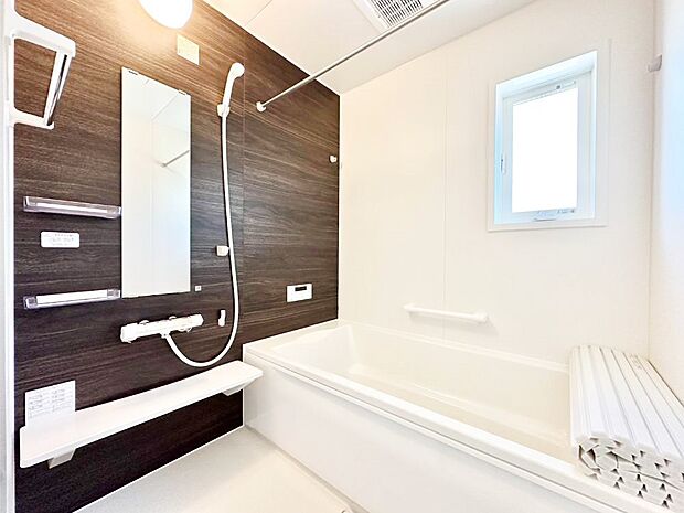 一日の疲れを癒してくれる明るい清潔感のあるバスルーム