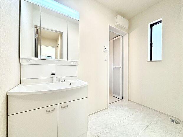 清潔感のある快適空間です。毎日の身支度も気持ち良くお使い頂けます。 