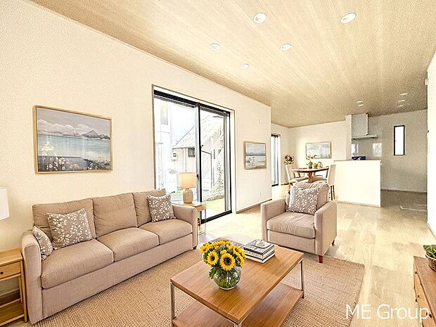 ご家族の賑やかな話し声で包まれる明るいリビング  ※家具はCGです